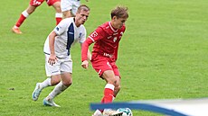 Pardubický záloník Filip ancl (v erveném) v pohárovém utkání ve...