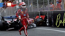 Charles Leclerc v Baku po havárii opoutí formuli.