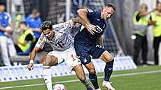 Vladimír Coufal brání Luise Díaze.