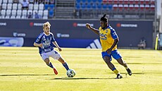 Michal Beran z Olomouce a Benjamin Nyarko z Teplic hledí na mí�.