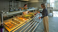 Jihoeská univerzita zmodernizovala menzu. Novinkou je salátový bar.