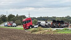 Silnici mezi Veltrusy a Zlosyní na M�lnicku uzav�ela nehoda cisterny s látkou...