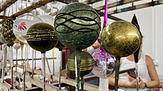 Ru�n� vyráb�né váno�ní dekorace ze sklárny Koulier (25. zá�í 2025)