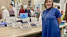 Spolumajitelka sklárny Koulier Kate�ina �rámková p�edstavuje novou kolekci s...