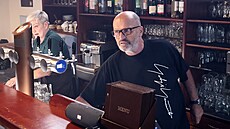 éf sleduje provz ve Starosuchdolské restauraci pi natáení Ano, éfe!