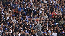 Zapln�né hledi�t� v Brightonu p�i zápase s Tottenhamem, v pop�edí domácí trenér...