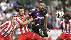 Slávista Ivan Schranz v souboji s Frantikem Rottem z Brozan (vlevo) v utkání...