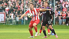 Slávista Michal Sadílek (vpravo) v souboji s Davidem Schettlem z Brozan (vlevo)...