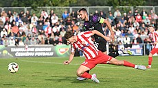 Slávista Ivan Schranz a Erik Fier z Brozan v pohárovém utkání.