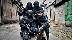 Policisté se slu�ebním psem Fantomem.