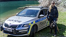 Policistka se slu�ebním psem Fantomem.