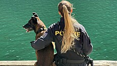 Policistka se slu�ebním psem Fantomem.