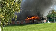 Fotbalovému Sokolu Pokratice shoely kabiny.
