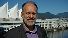 Branko Deljanin p�ed laborato�í CGL ve Vancouveru. (26. zá�í 2025)