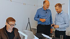 Branko Deljanin (uprost�ed) b�hem pra�ského workshopu v diskuzi s Vladimírem...