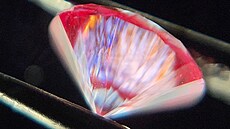 R��ový laboratorn� vytvo�ený diamant vyrobený metodou CVD. Mikroskopická...