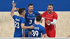 etí volejbalisté se radují z bodu proti Tunisku v osmifinále mistrovství...