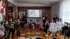 Zemel vám syn. Dti v ruské kolce musely sehrát bizardní scénku.