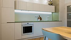 Atmosféra mezivále�né elegance v kuchyni z�stala, byla v�ak citliv� p�etvo�ená...