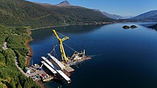 V Norsku probíhá instalace ocelové konstrukce mostu pes fjord Ramfojrd, kterou...