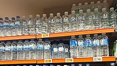 Minerální vody vystavené v prodejn v Istanbulu. (23. záí 2025)