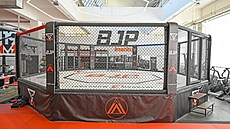 Velká klec v tréninkovém centru v Brn�, za kterým stojí trenér Jaroslav Hov�zák...