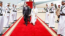 Syrský prezident Ahmad ara (vlevo) ped mimoádným summitem arabsko-islámských...