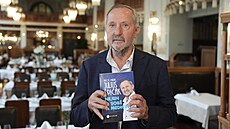 Poslanec za hnutí ANO, léka Julius piák, poktil novou knihu s názvem Nejen...