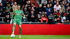 Branká� PSV Mat�j Ková� rozehrává v utkání s Ajaxem.