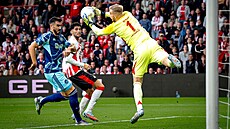 Branká� Ajaxu Vít�zslav Jaro� sbírá balon v utkání s PSV.