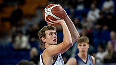 Jacob Groves z Brna stílí trestný hod.