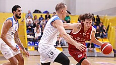 David �kranc (vpravo) z Hradce Králové úto�í v zápase s Olomouckem, brání ho...