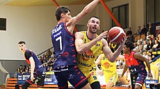 David �ikla (ve �lutém) z Ústí nad Labem atakuje brn�nský ko�, brání ho Milan...