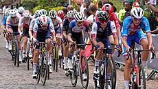 �eská cyklistka Julia Kopecký (v modrém dresu) v �ele �enského závodu do 23 let...