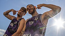 Matj Dáa (vlevo) a Nikolaos Noumeros pedstavuje nový slávistický dres.