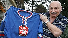 Jaroslav Jiík ukazuje dres s pelepenou rudou hvzdou.