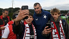 Slávista Tomá� Chorý v zajetí fanou�k�