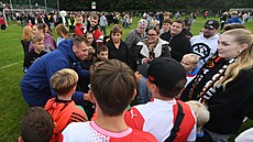 Slávista Tomá Chorý v zajetí fanouk