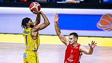 Wesley Person Jr. z Opavy st�ílí na pardubický ko�, brání ho Adam Luke�.