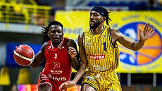 Robert Bonham (vlevo) z Pardubic jde do útoku, brání ho Wesley Person Jr. z...