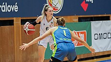 Kristýna Brabencová (vlevo) z Hradce Králové v zápase s USK Praha, brání...