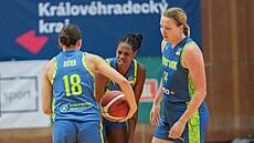 Pauline Astierová, Valériane Ayayiová a Emese Hofová (zleva) v dresech USK Praha