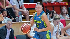 Pauline Astierová z USK Praha útoí na hradecké palubovce.