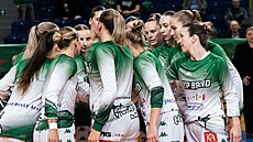 Basketbalistky KP Brno se hecují ped zápasem.