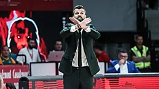 Viktor Pru�a se pokou�í ovlivnit hru �abin Brno.