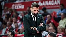 Viktor Pru�a se zamý�lí nad hrou �abin Brno.