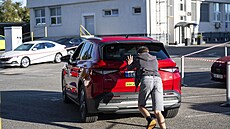 Po pejímce u kadý kudlil energii na závod. Nkteí se ke startu dostávali...