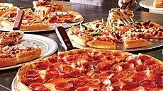 Jídelní lístek, který obsahuje klasické pizzy, �pizzerty� a nové inovace, jako...