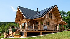 Jedlová kulatina je z vn�j�í �ásti ohran�na, aby bylo vyhov�no místním ú�ad�m.