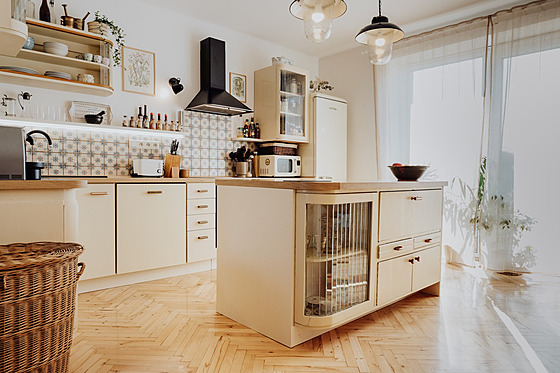 Majitelka si vytvo�ila kuchy� podle sebe tak, aby p�ipomínala staré �asy u...